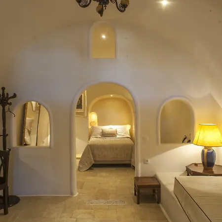 Heliophos Boutique Caves 4* أويا