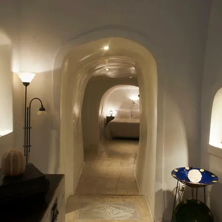 Heliophos Boutique Caves 4* Oia
