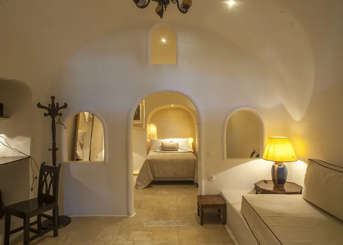 Heliophos Boutique Caves 4* أويا